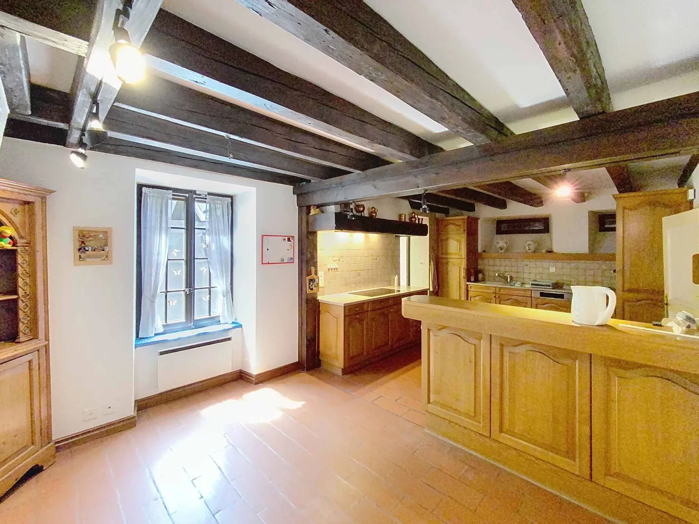 Grande maison familiale avec piscine et grand terrain bordé d'arbres - Photo 3 sur 9