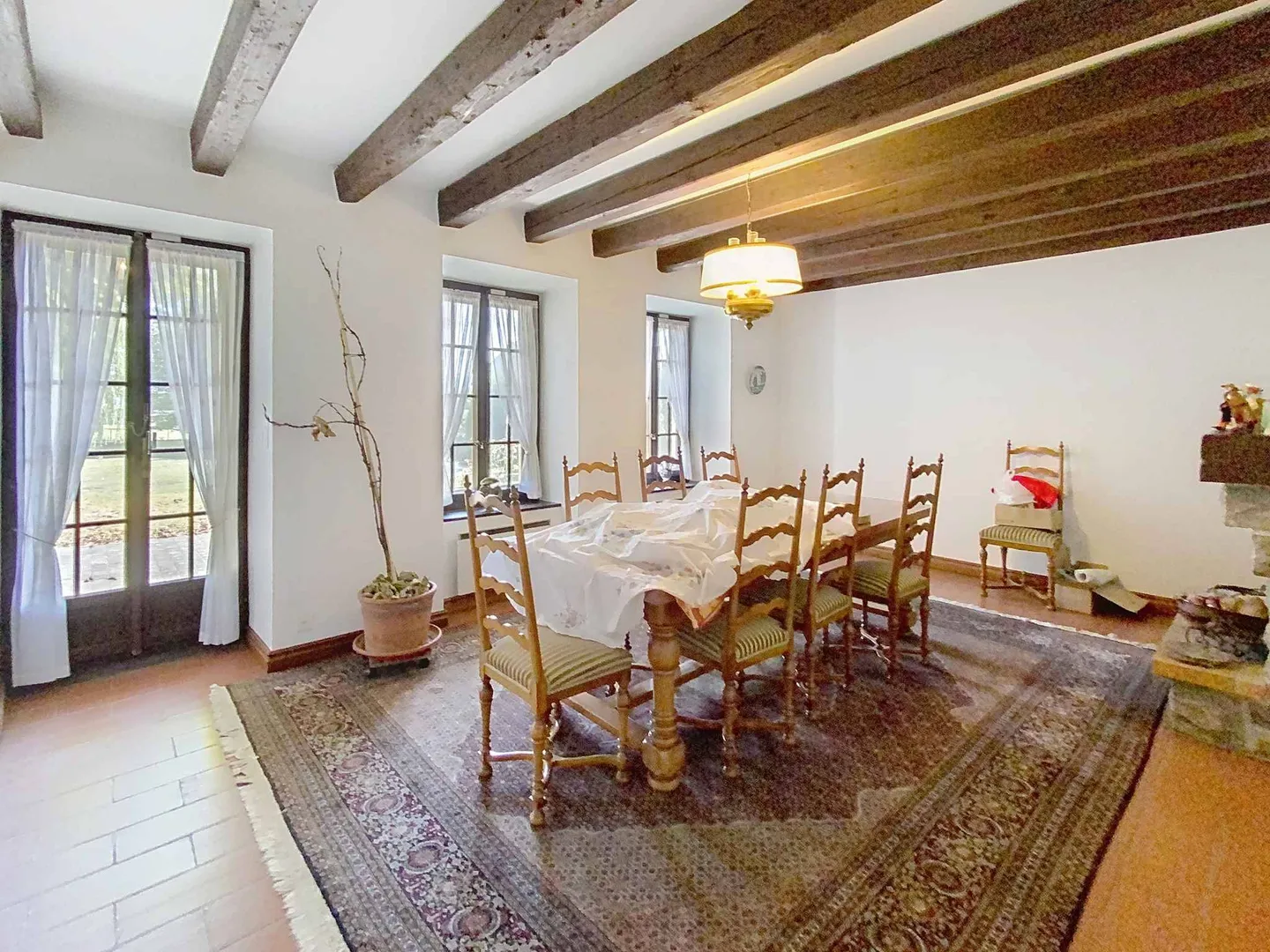 Grande maison familiale avec piscine et grand terrain bordé d'arbres - Photo 4 sur 9