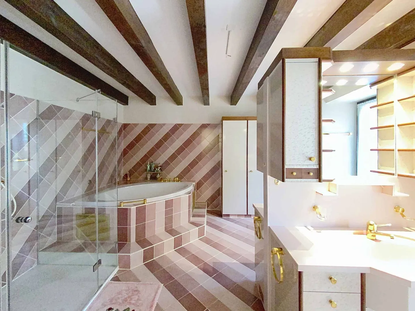 Grande maison familiale avec piscine et grand terrain bordé d'arbres - Photo 6 sur 9