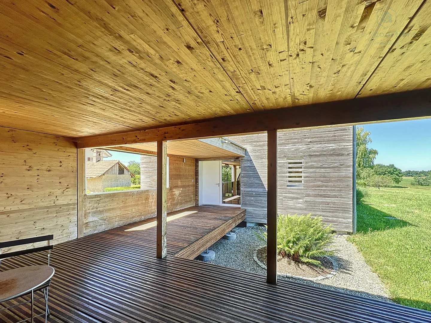 Contemporary Villa with Garden - Photo 5 of 13