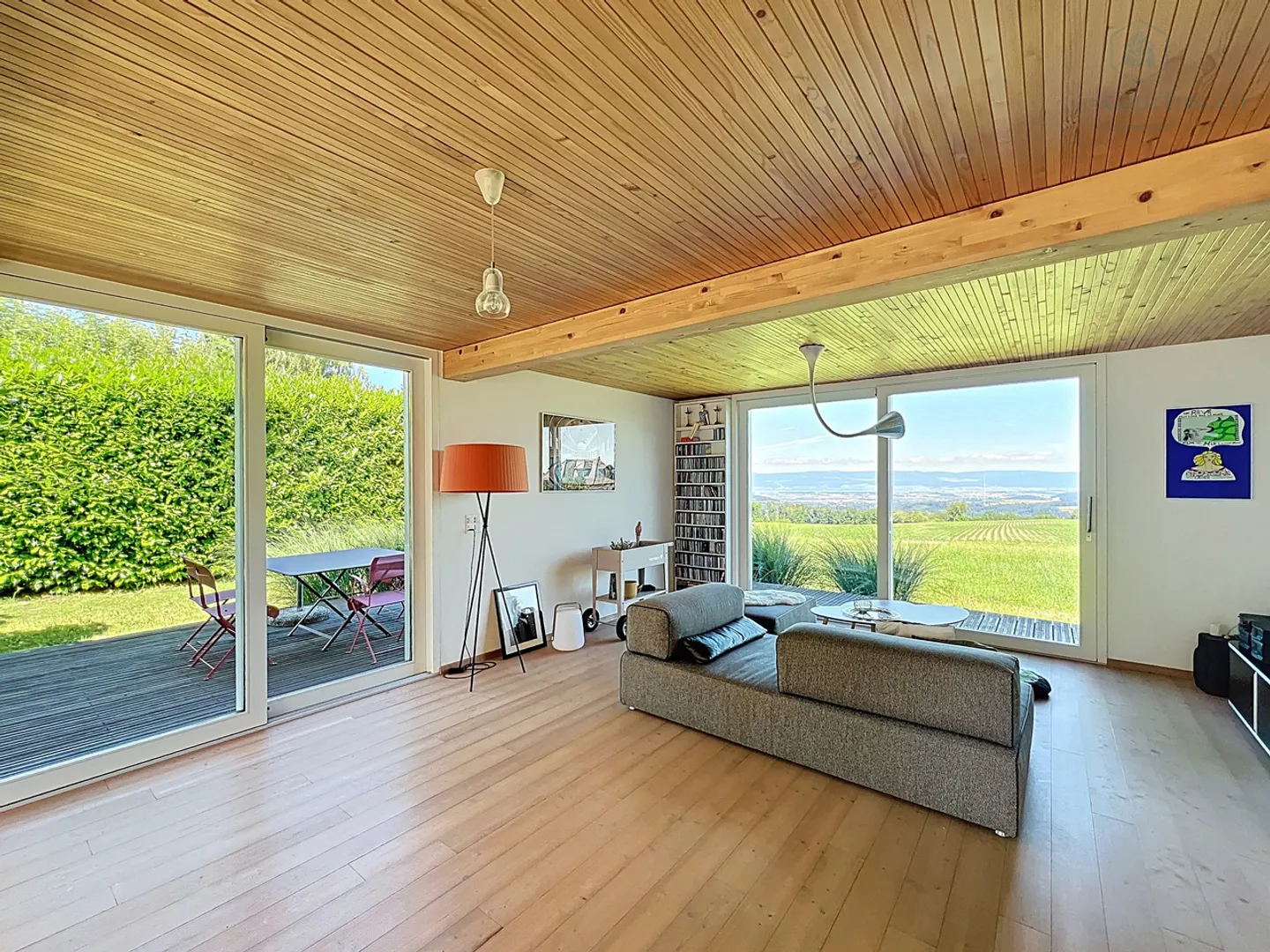 Contemporary Villa with Garden - Photo 8 of 13