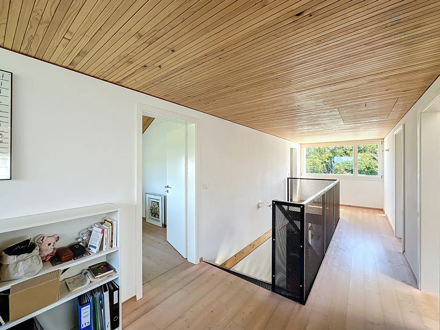 Contemporary Villa with Garden - Photo 9 of 13