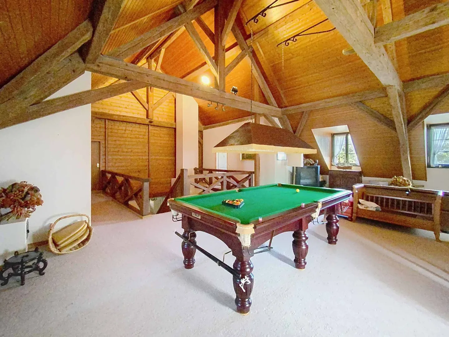 Grande maison familiale avec piscine et grand terrain bordé d'arbres - Photo 7 sur 9
