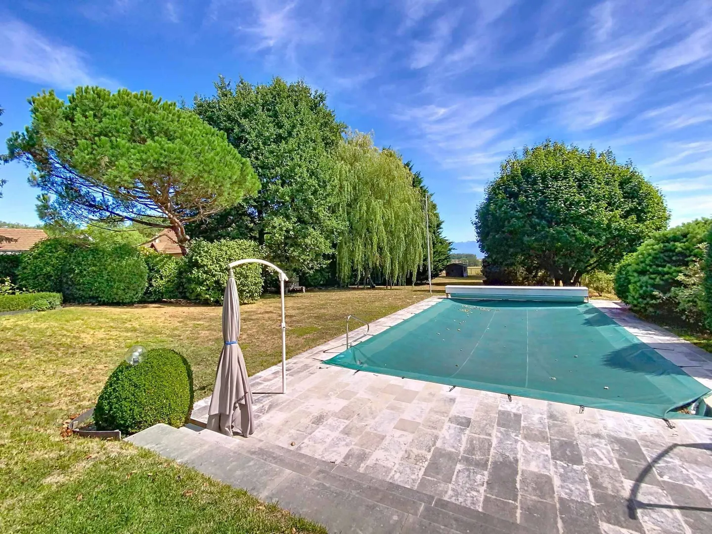 Grande maison familiale avec piscine et grand terrain bordé d'arbres - Photo 8 sur 9