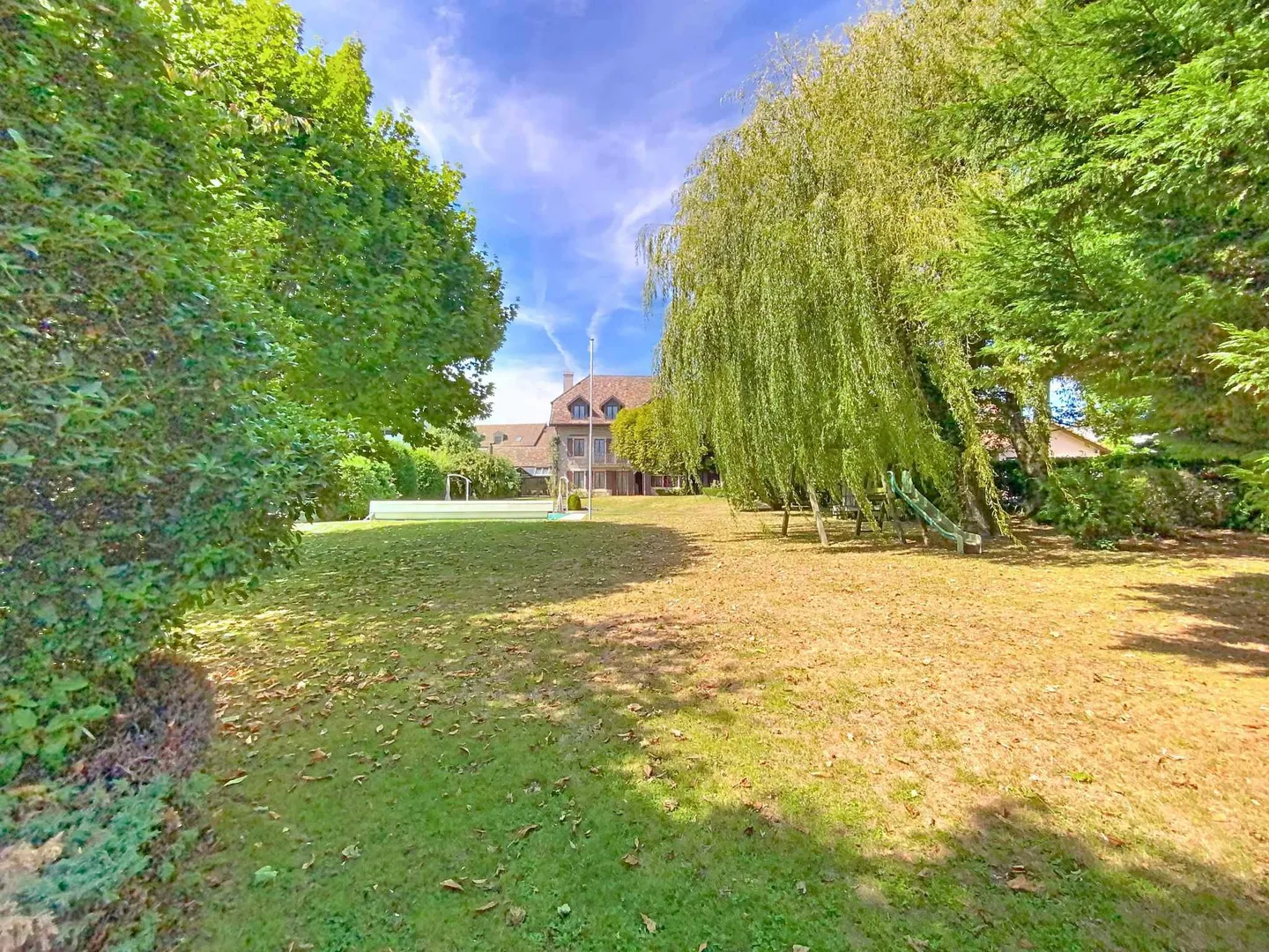 Grande maison familiale avec piscine et grand terrain bordé d'arbres - Photo 9 sur 9