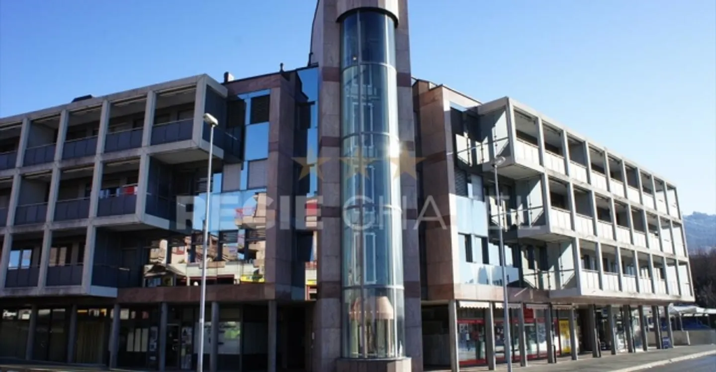 Mixed-use building for rent - Photo 1 of 3