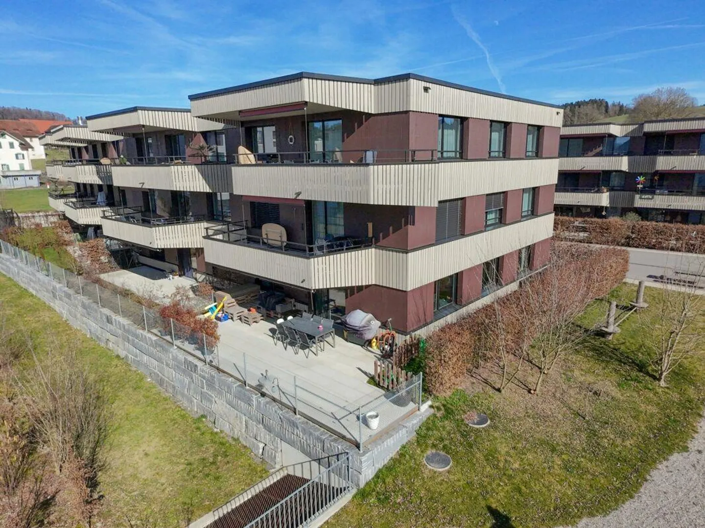 Appartamento giardino moderno e soleggiato di 4 ½ locali con grande terrazza (procedura d'asta) - Foto 2 di 12