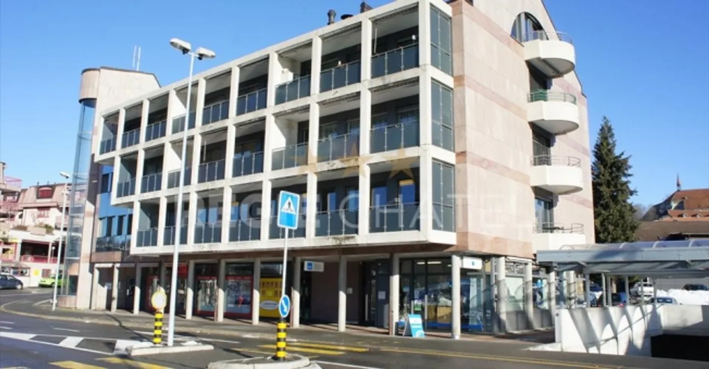 Mixed-use building for rent - Photo 3 of 3