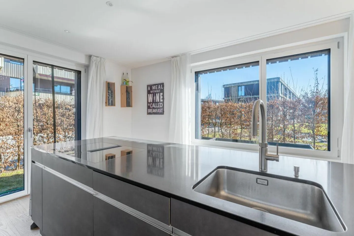 Appartamento giardino moderno e soleggiato di 4 ½ locali con grande terrazza (procedura d'asta) - Foto 5 di 12