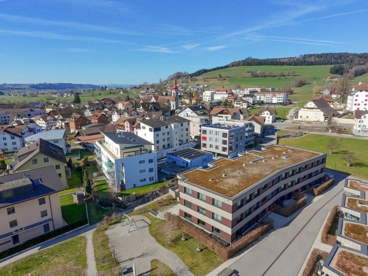 Appartamento giardino moderno e soleggiato di 4 ½ locali con grande terrazza (procedura d'asta) - Foto 3 di 12