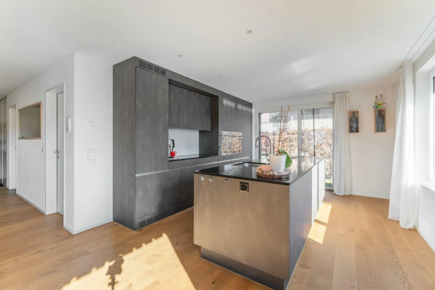 Appartamento giardino moderno e soleggiato di 4 ½ locali con grande terrazza (procedura d'asta) - Foto 4 di 12