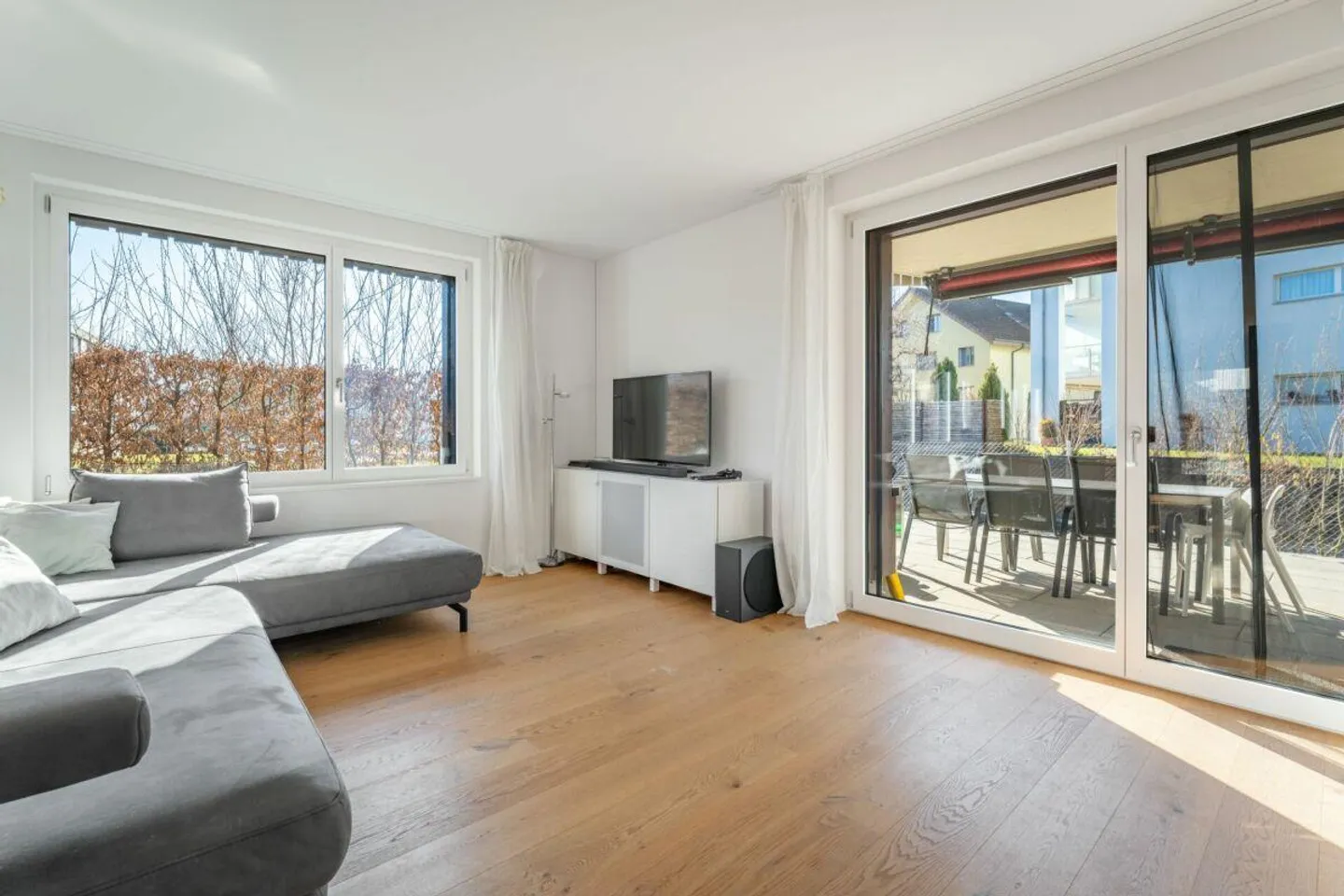 Appartamento giardino moderno e soleggiato di 4 ½ locali con grande terrazza (procedura d'asta) - Foto 7 di 12