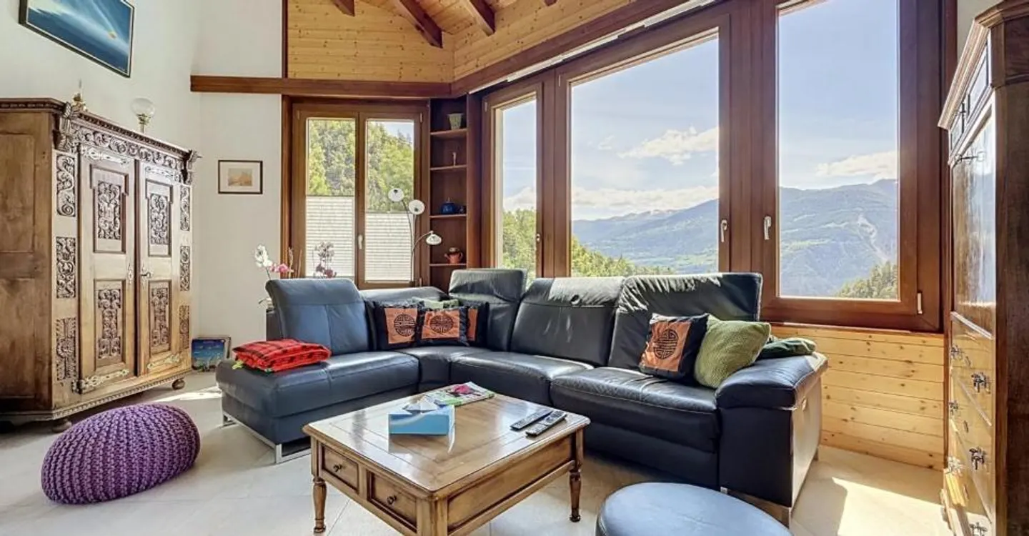Charming family villa with covered terrace and exceptional view - Photo 4 of 11