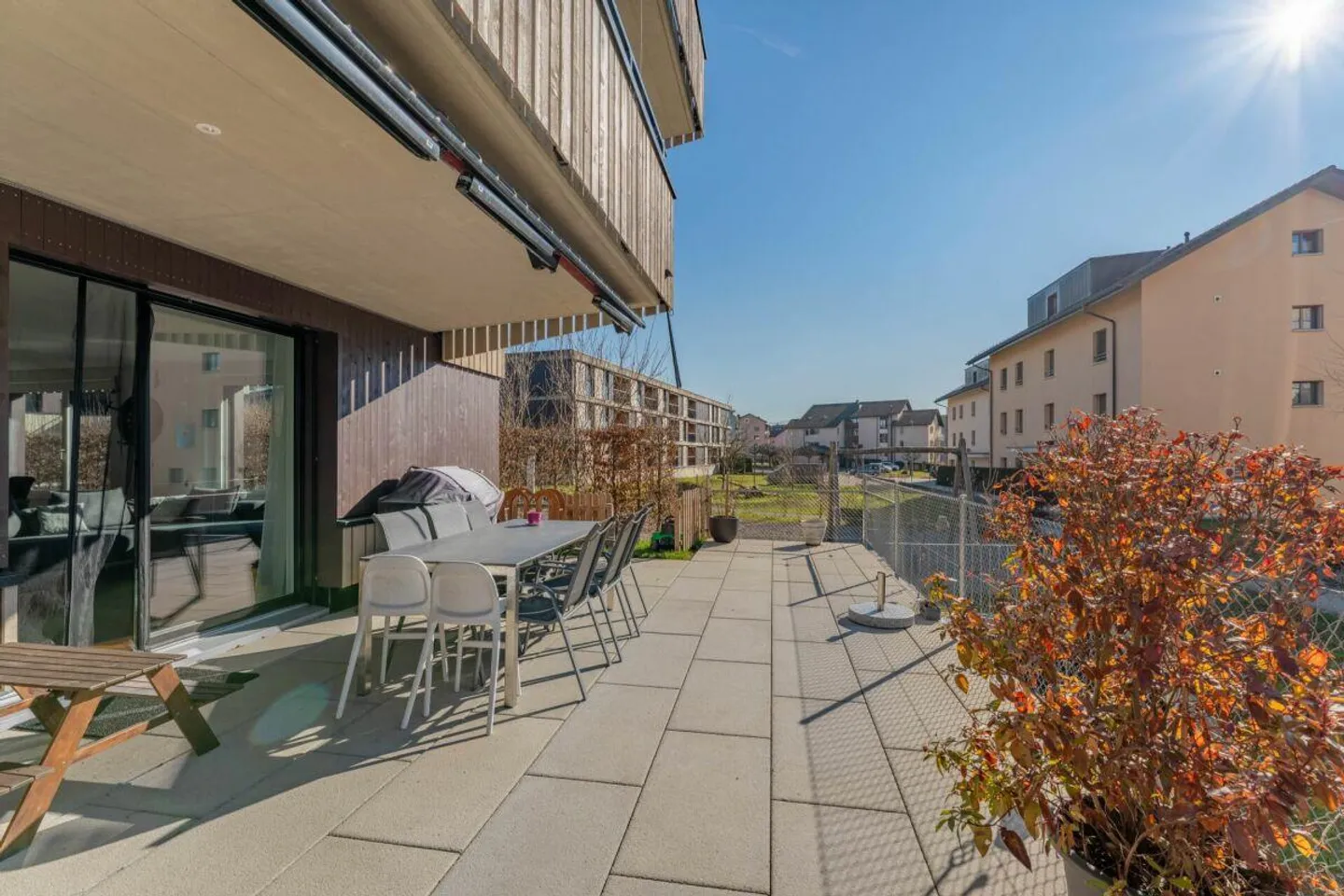 Appartamento giardino moderno e soleggiato di 4 ½ locali con grande terrazza (procedura d'asta) - Foto 8 di 12