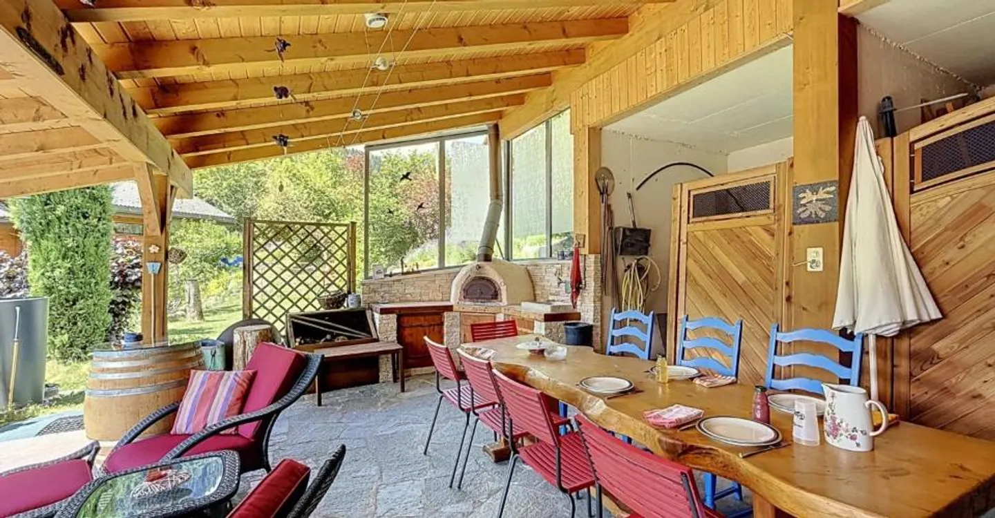 Charming family villa with covered terrace and exceptional view - Photo 10 of 11
