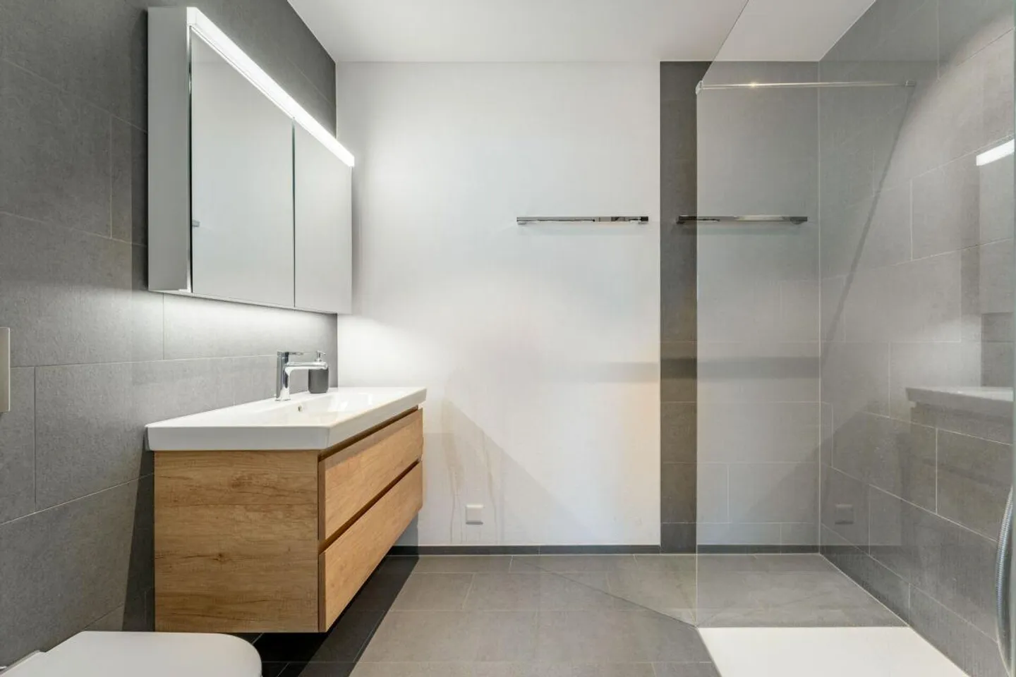 Appartamento giardino moderno e soleggiato di 4 ½ locali con grande terrazza (procedura d'asta) - Foto 9 di 12