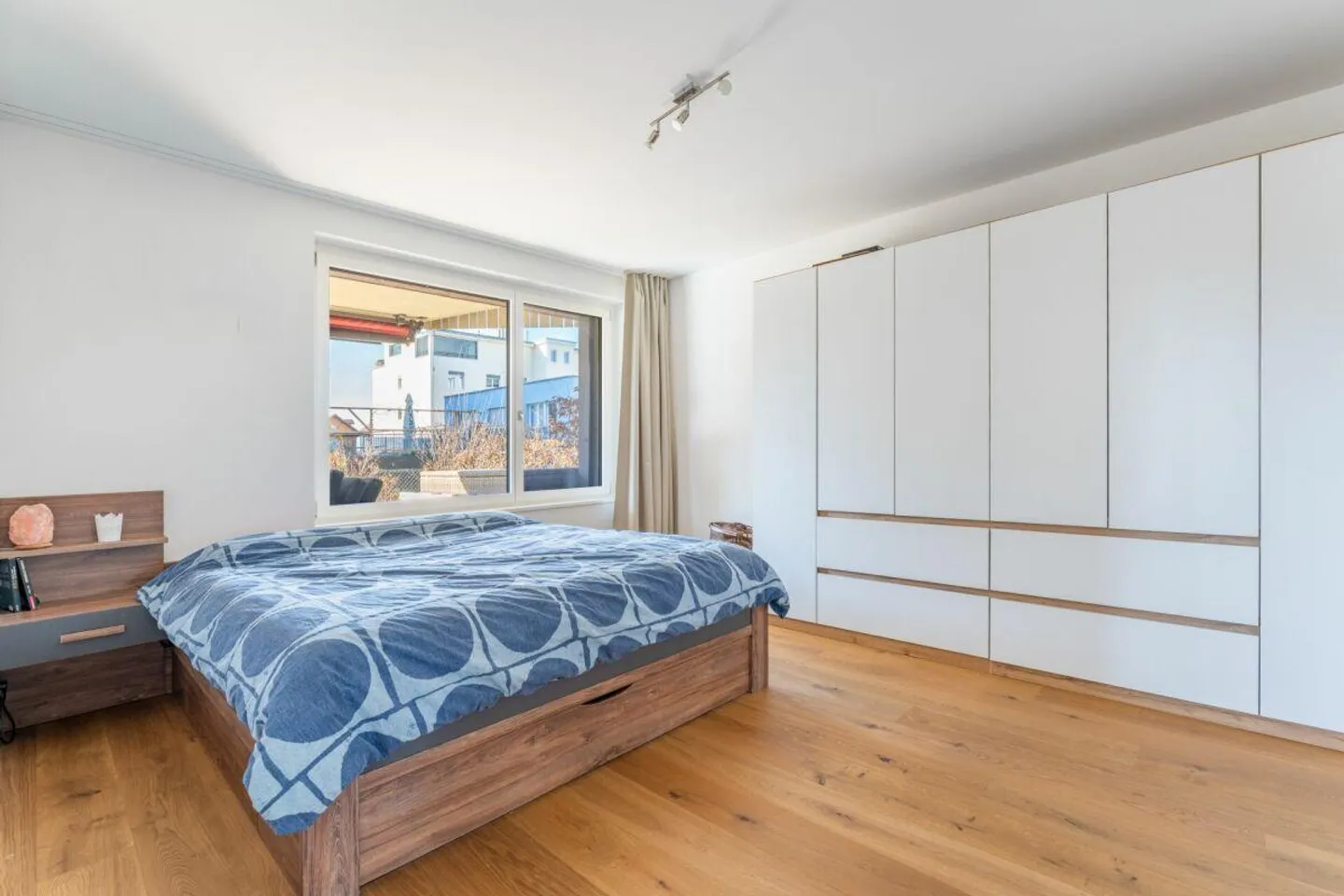 Appartamento giardino moderno e soleggiato di 4 ½ locali con grande terrazza (procedura d'asta) - Foto 10 di 12