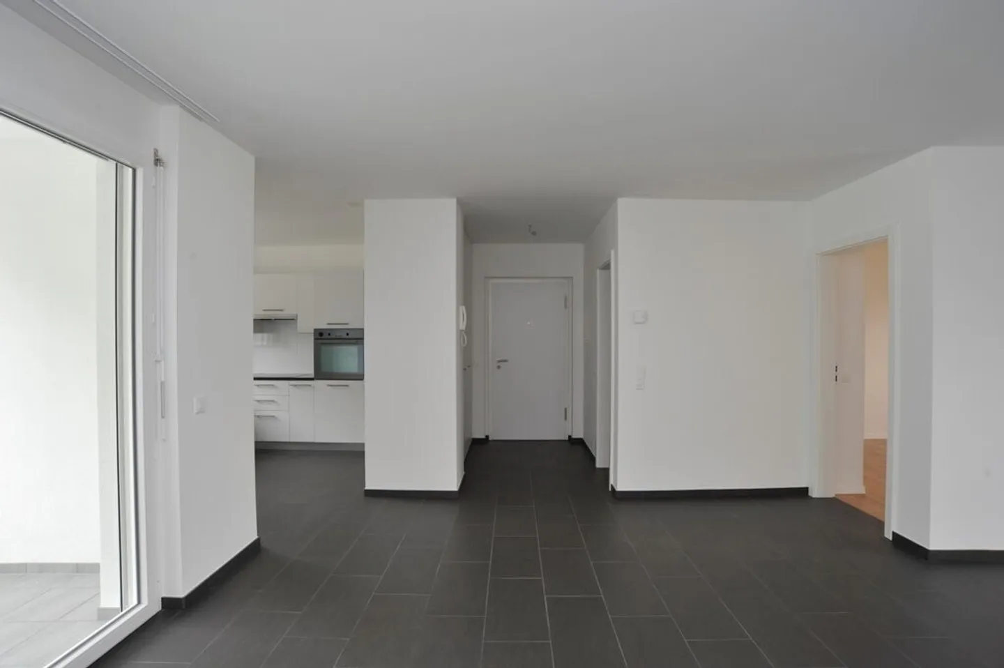 Spacious Apartment with Balconies - Photo 3 of 8