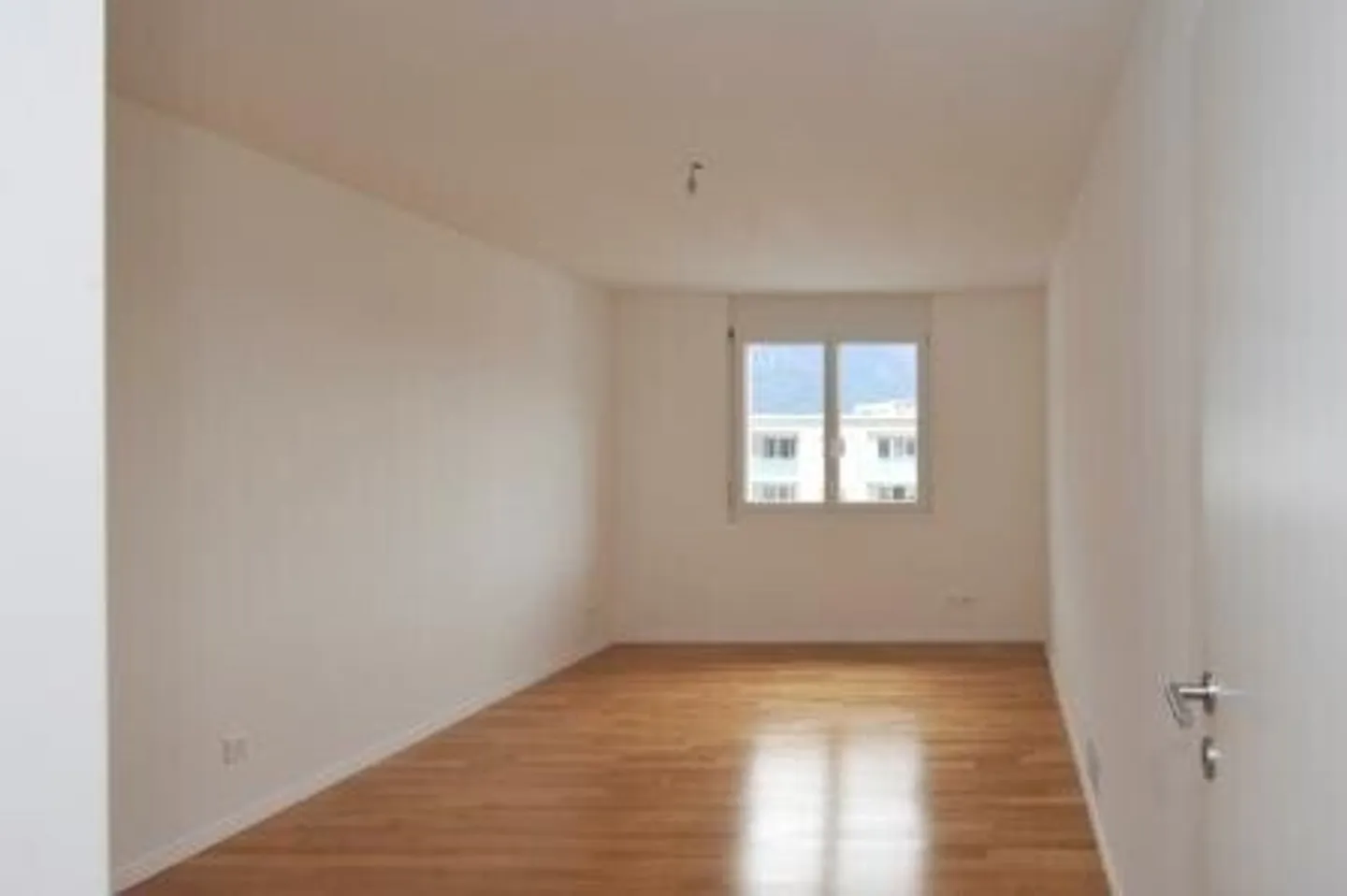 Spacious Apartment with Balconies - Photo 4 of 8