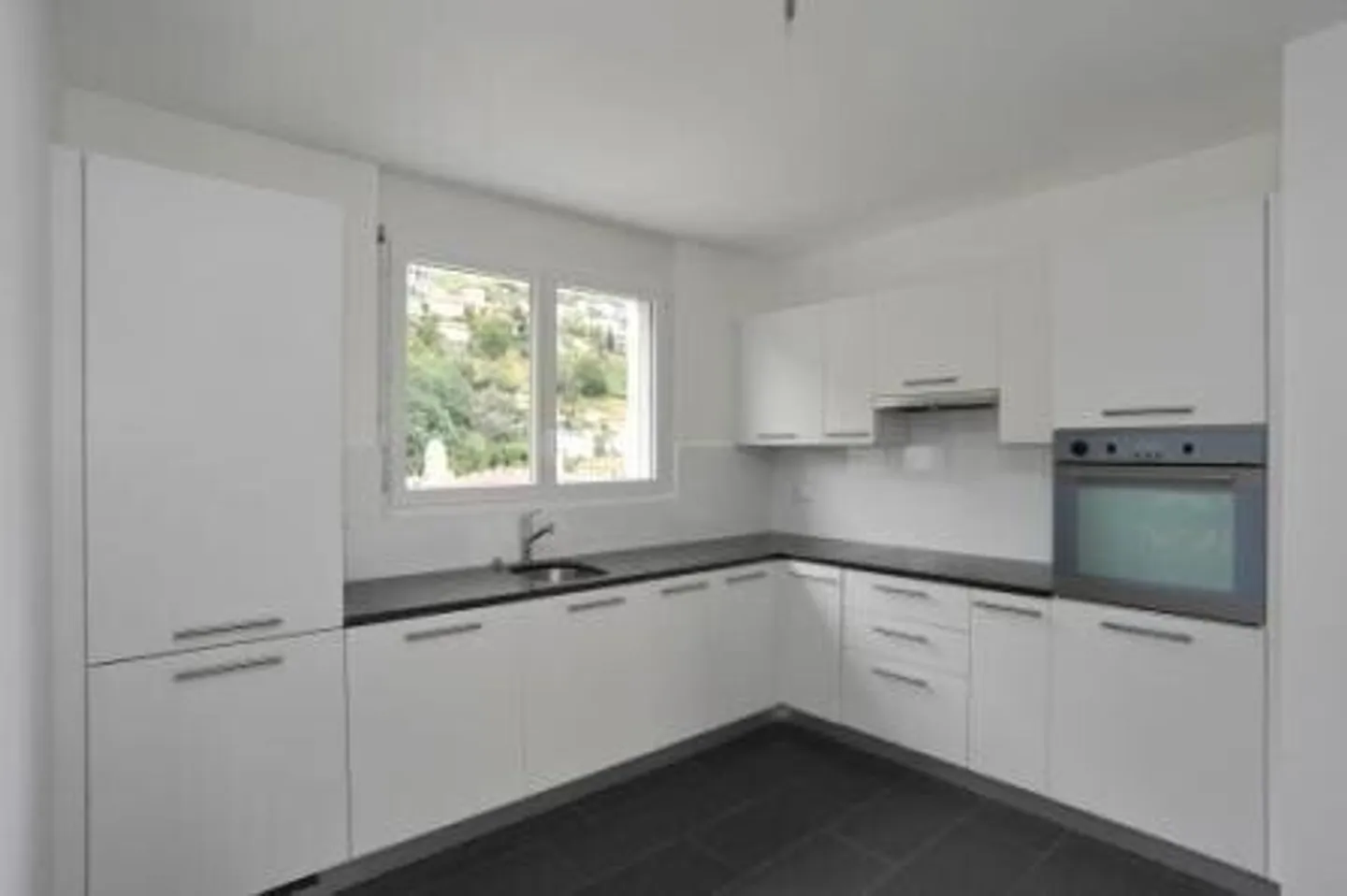 Spacious Apartment with Balconies - Photo 5 of 8