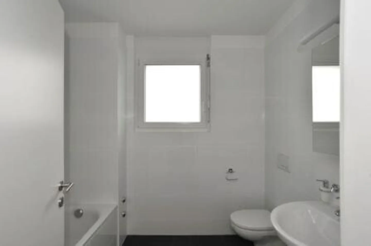 Spacious Apartment with Balconies - Photo 7 of 8