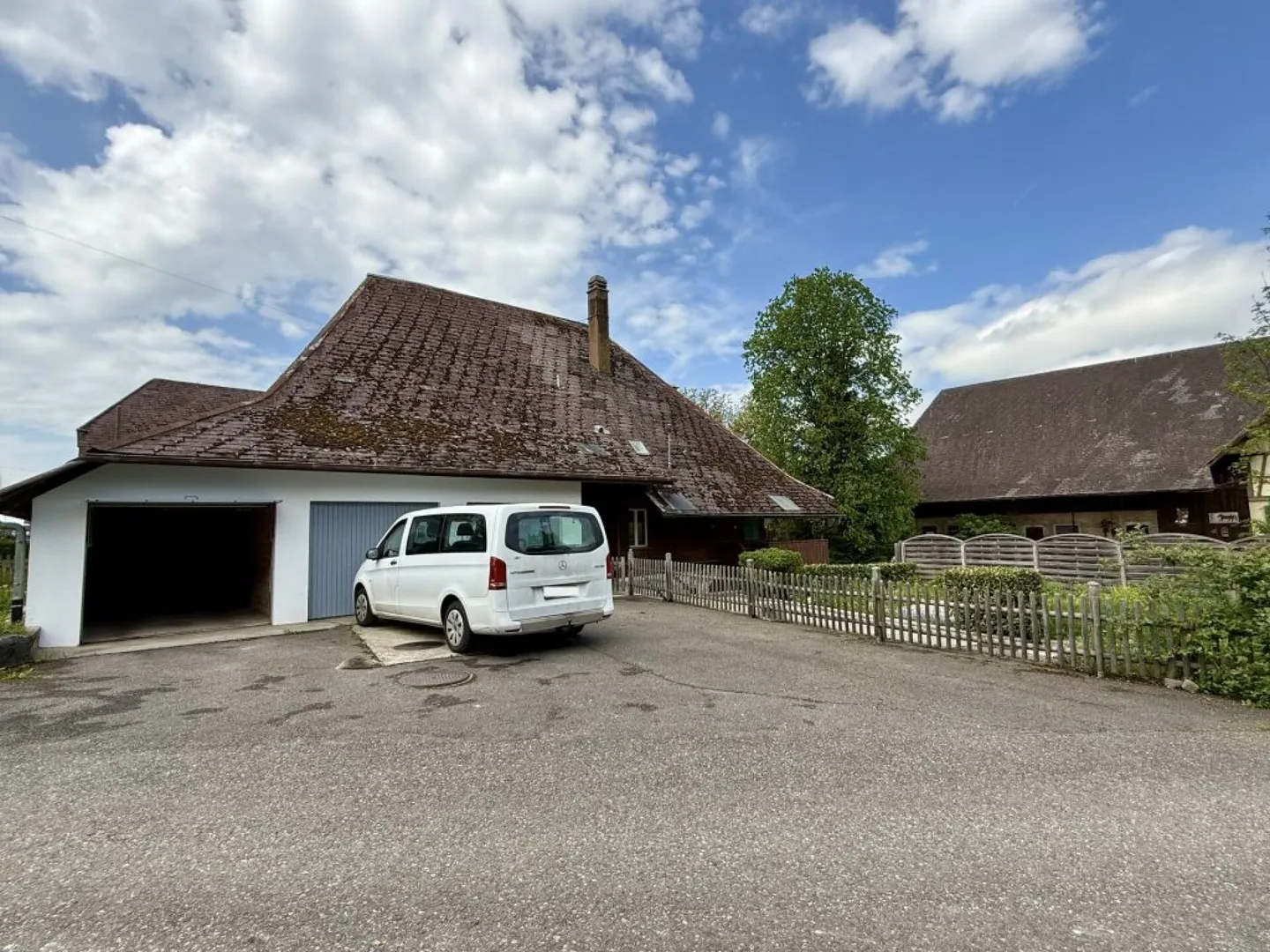 Charmante maison jumelée à haut plafond avec un grand potentiel d'extension - Photo 2 sur 8