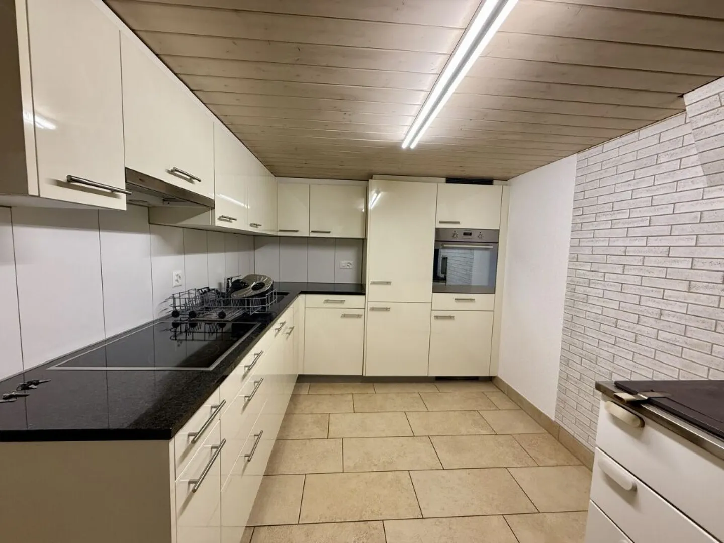 Charmante maison jumelée à haut plafond avec un grand potentiel d'extension - Photo 4 sur 8