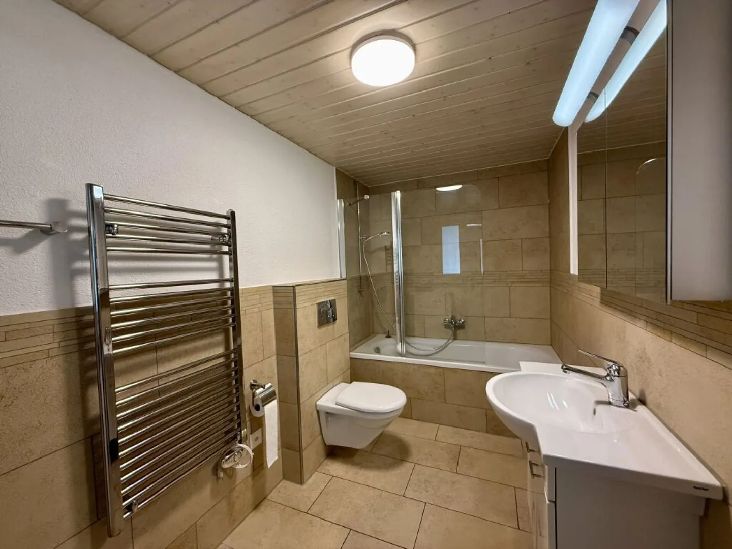 Charmante maison jumelée à haut plafond avec un grand potentiel d'extension - Photo 5 sur 8