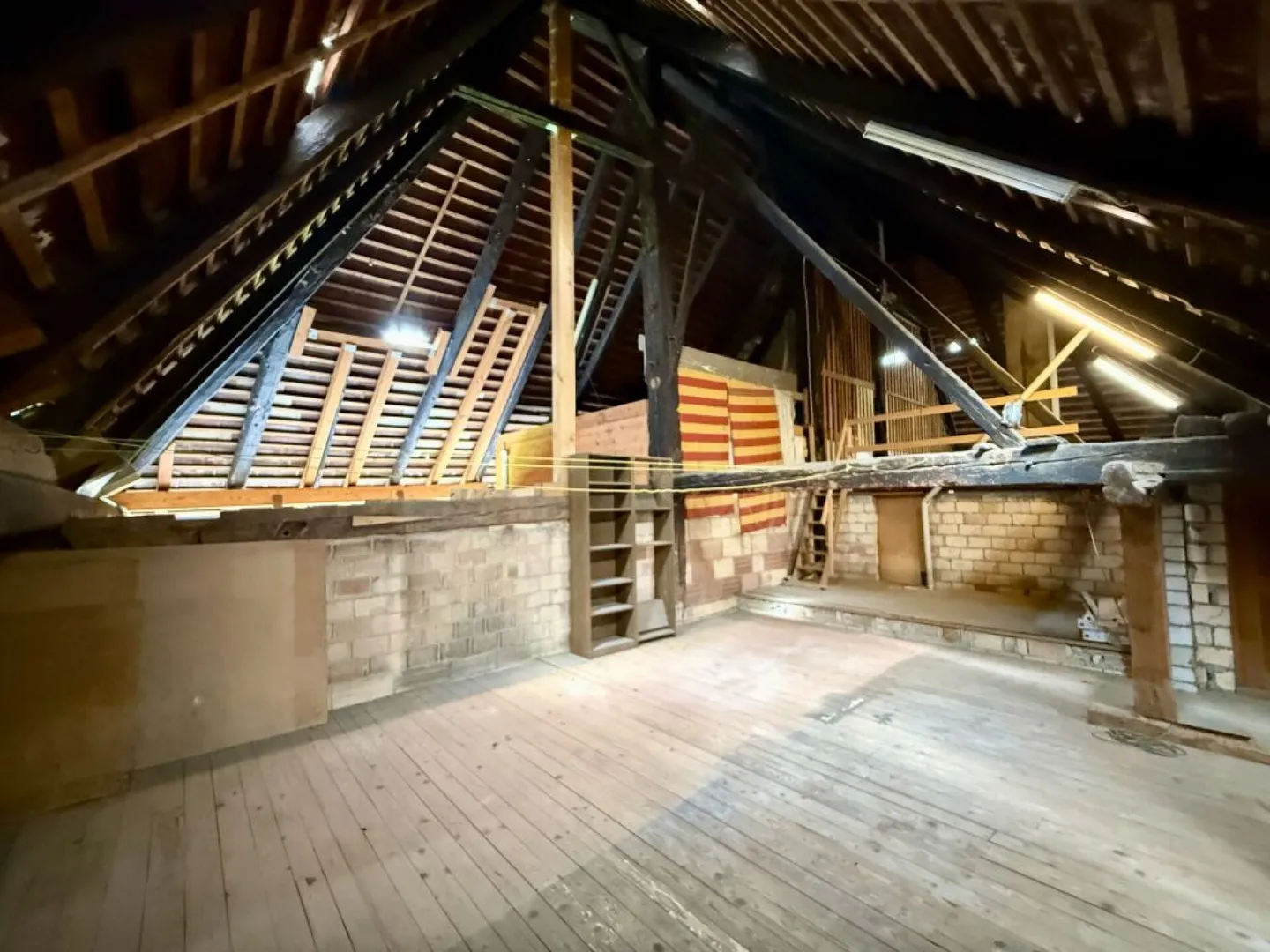 Charmante maison jumelée à haut plafond avec un grand potentiel d'extension - Photo 8 sur 8