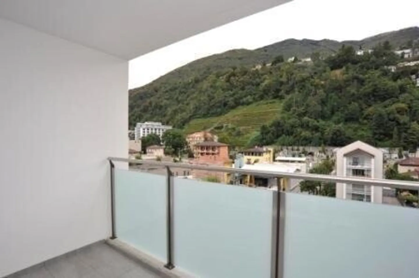 Spacious Apartment with Balconies - Photo 8 of 8