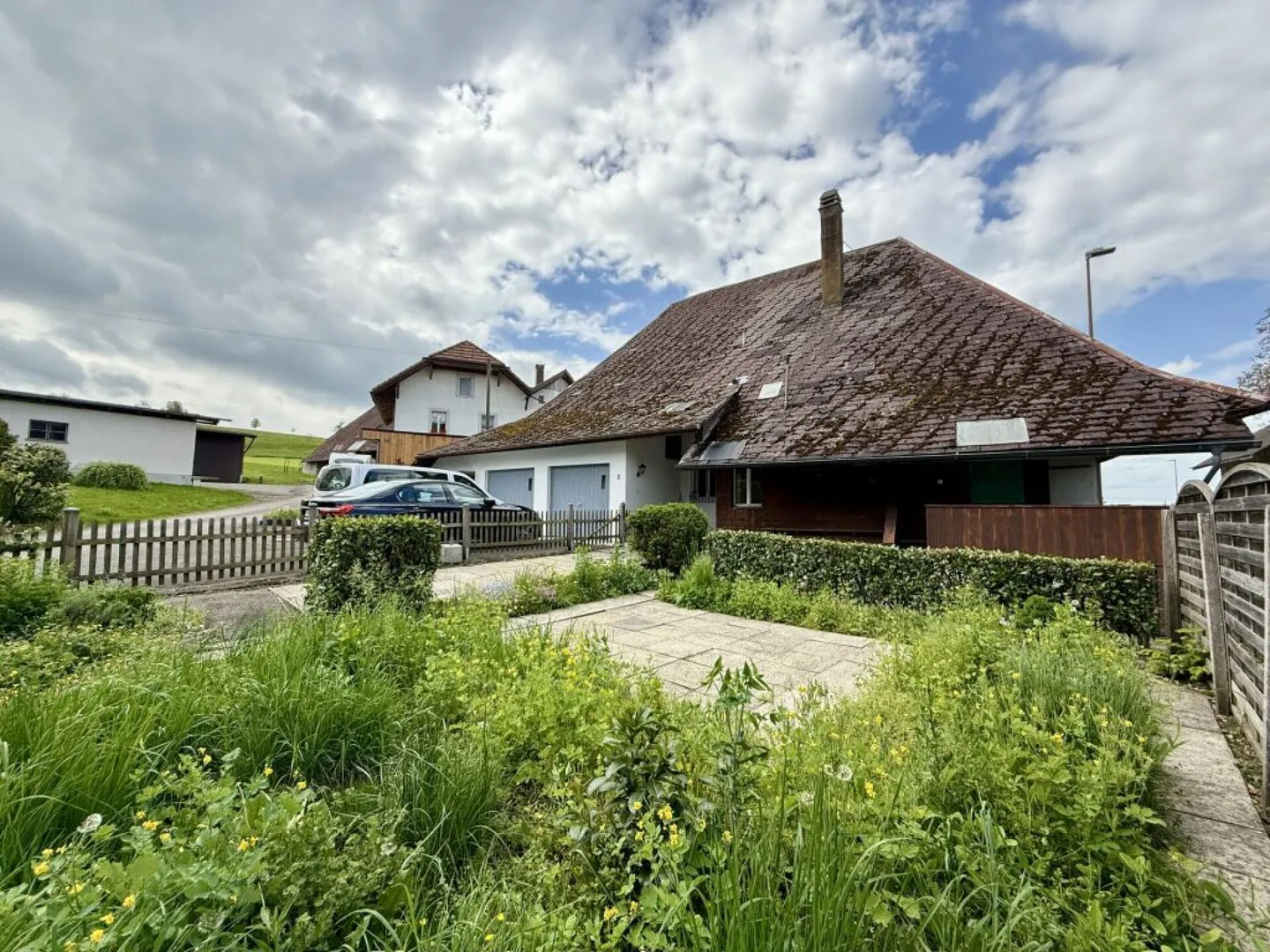 Charmante maison jumelée à haut plafond avec un grand potentiel d'extension - Photo 1 sur 8