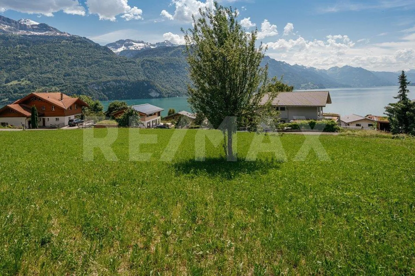 Fantastique parcelle de terrain à bâtir avec vue sur le lac dans un emplacement absolument calme - Photo 2 sur 11