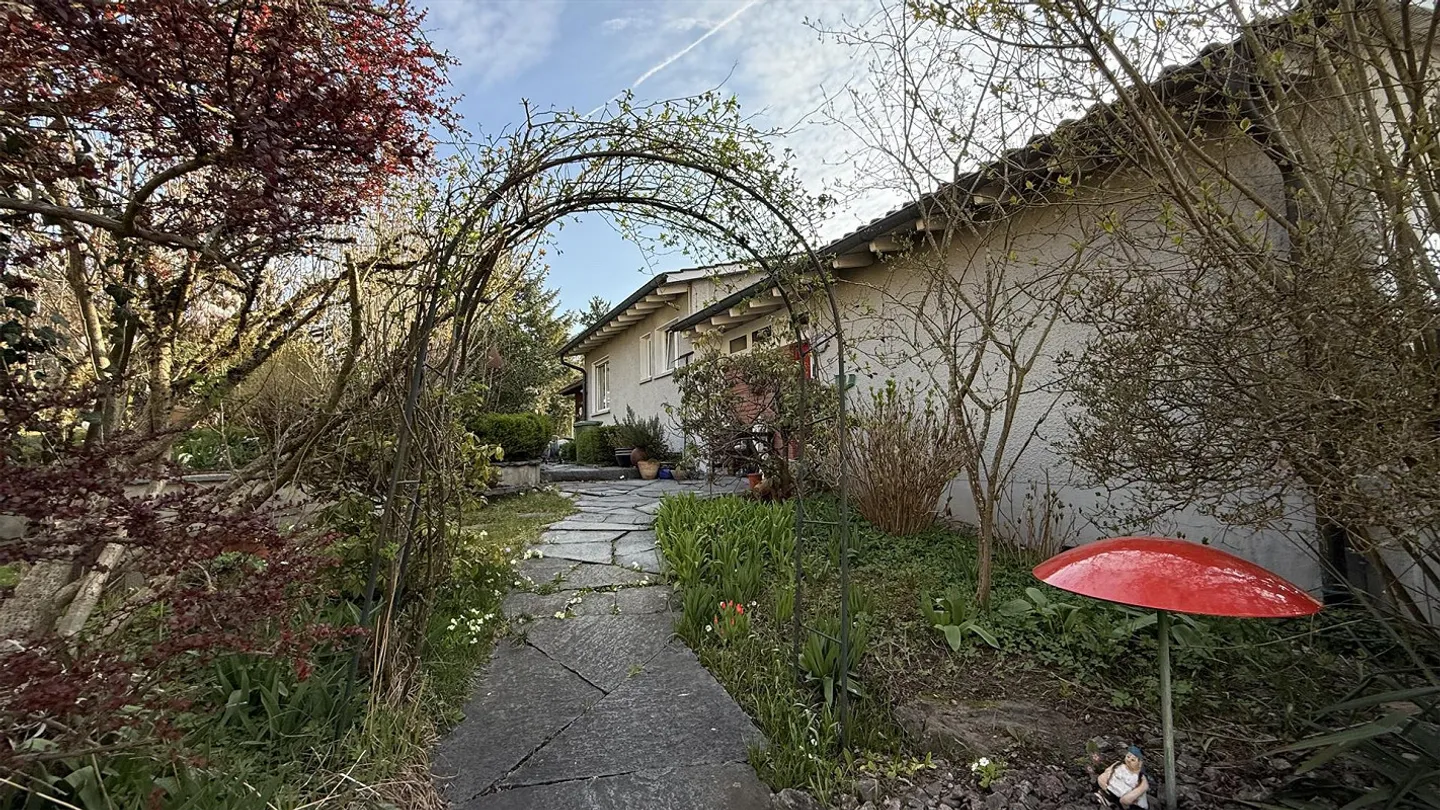 Incantevole Casa Familiare con Giardino - Foto 3 di 24