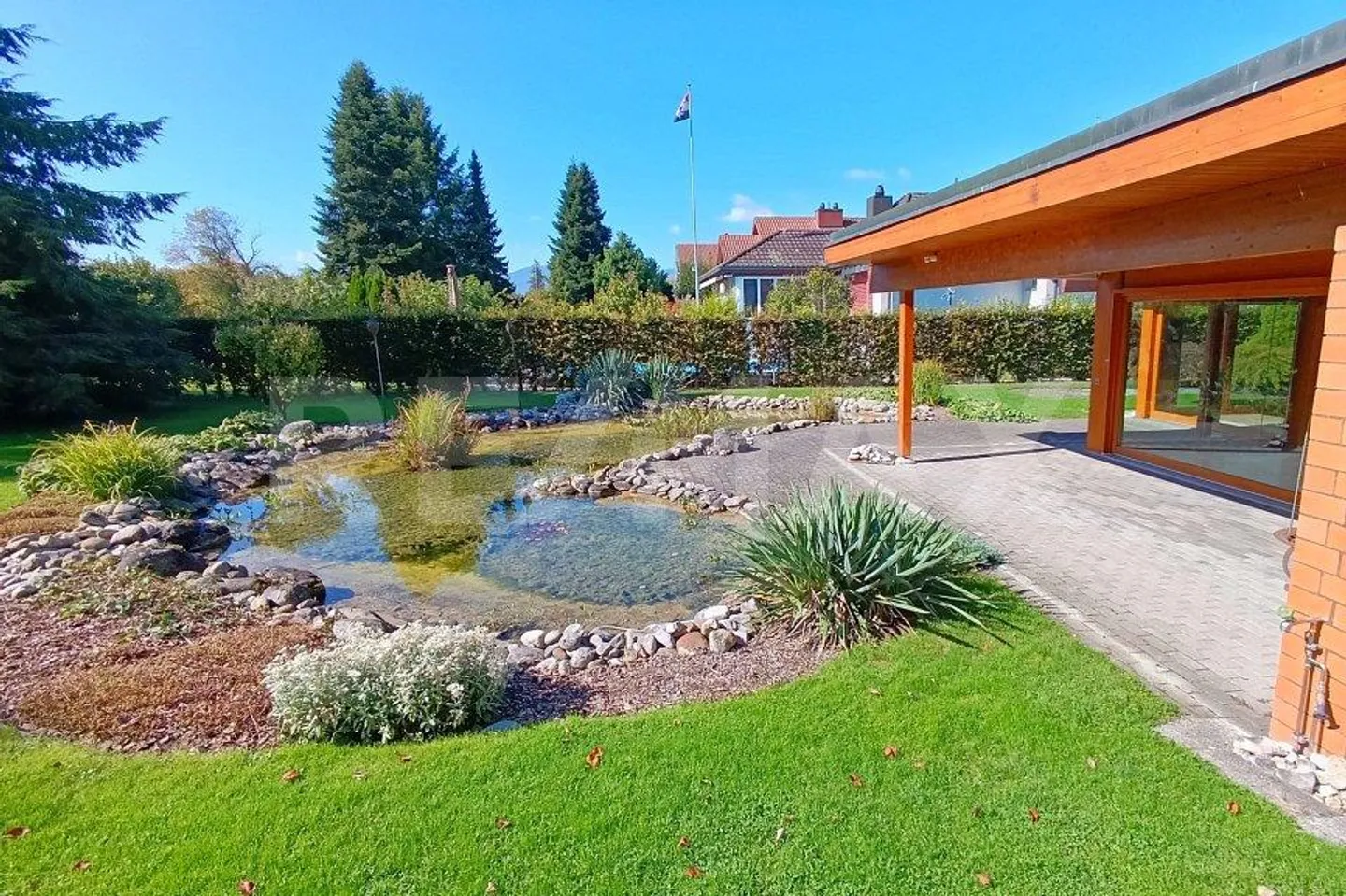 Einfamilienhaus im Bungalow-Stil mit Wellness-Oase und grossem Garten - Foto 12 von 13