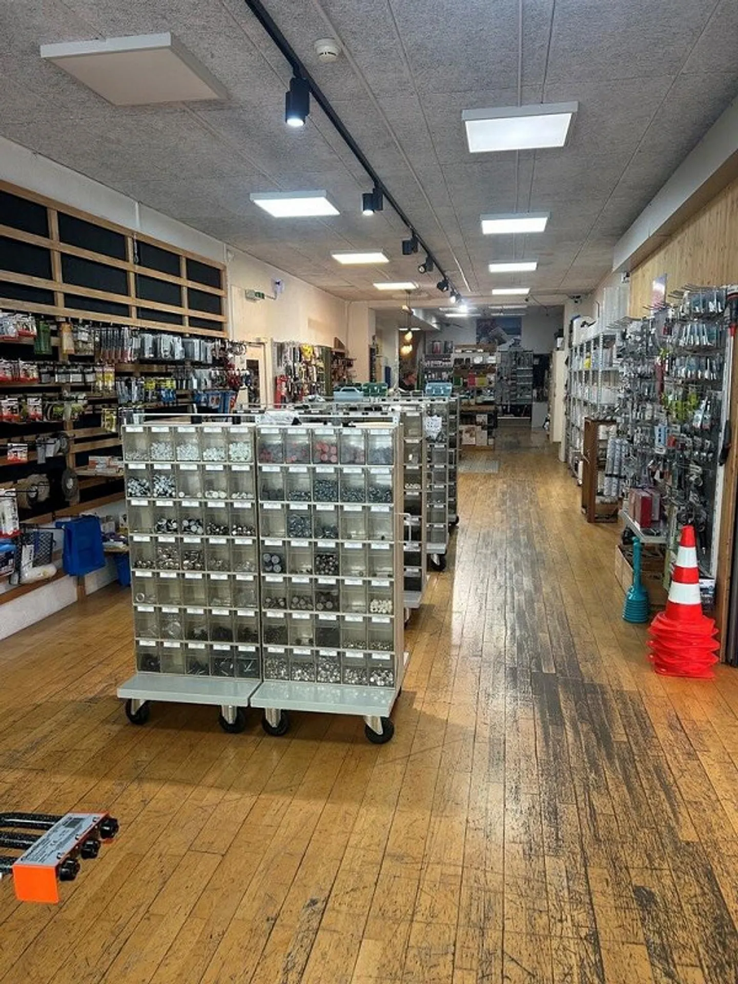 Espace de vente spacieux près de la gare - Photo 3 sur 9