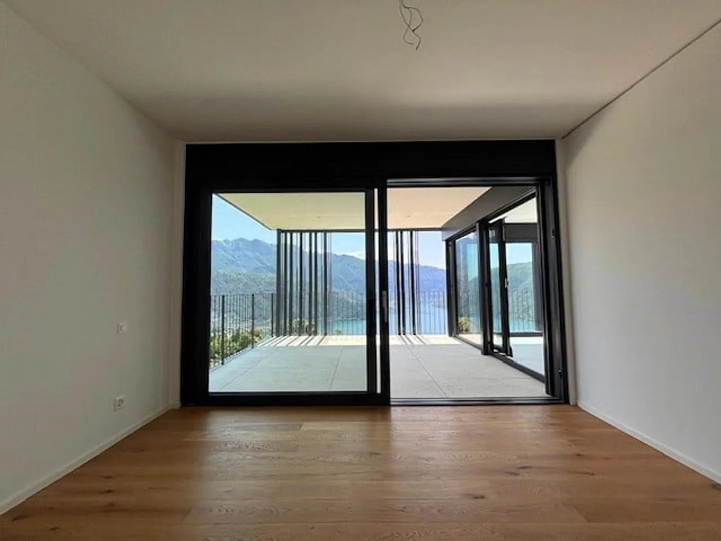 Modern Apartment with Lake View - Photo 5 of 9