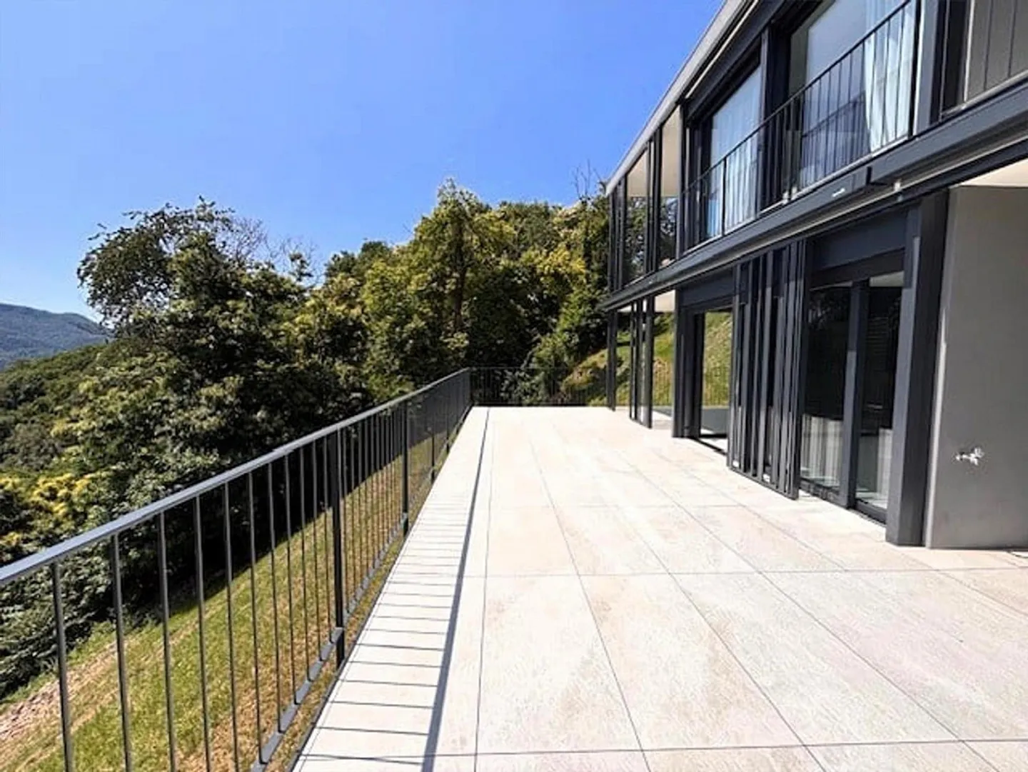 Modern Apartment with Lake View - Photo 7 of 9