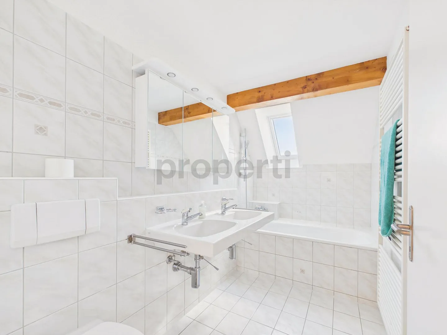 Special living with a lot of character: visible wooden beams, bright rooms - Photo 13 of 14