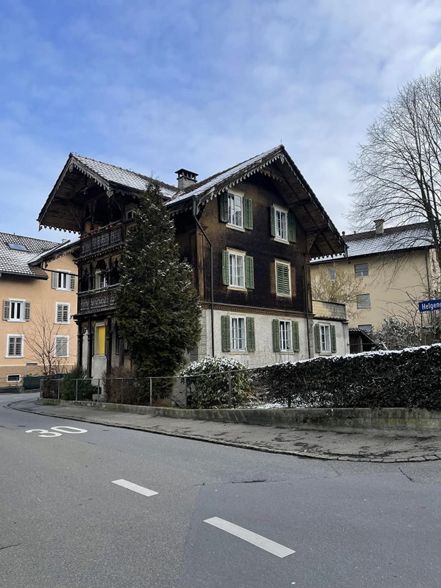 Wohnen im historischen Chalet mit drei kleinen Wohnungen - Foto 1 von 10