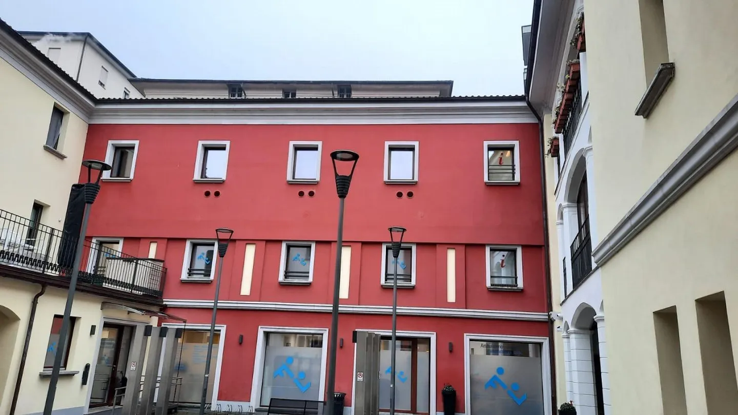 Modernes Büro mit 3,5 Zimmern zur Miete in Chiasso - Foto 1 von 8