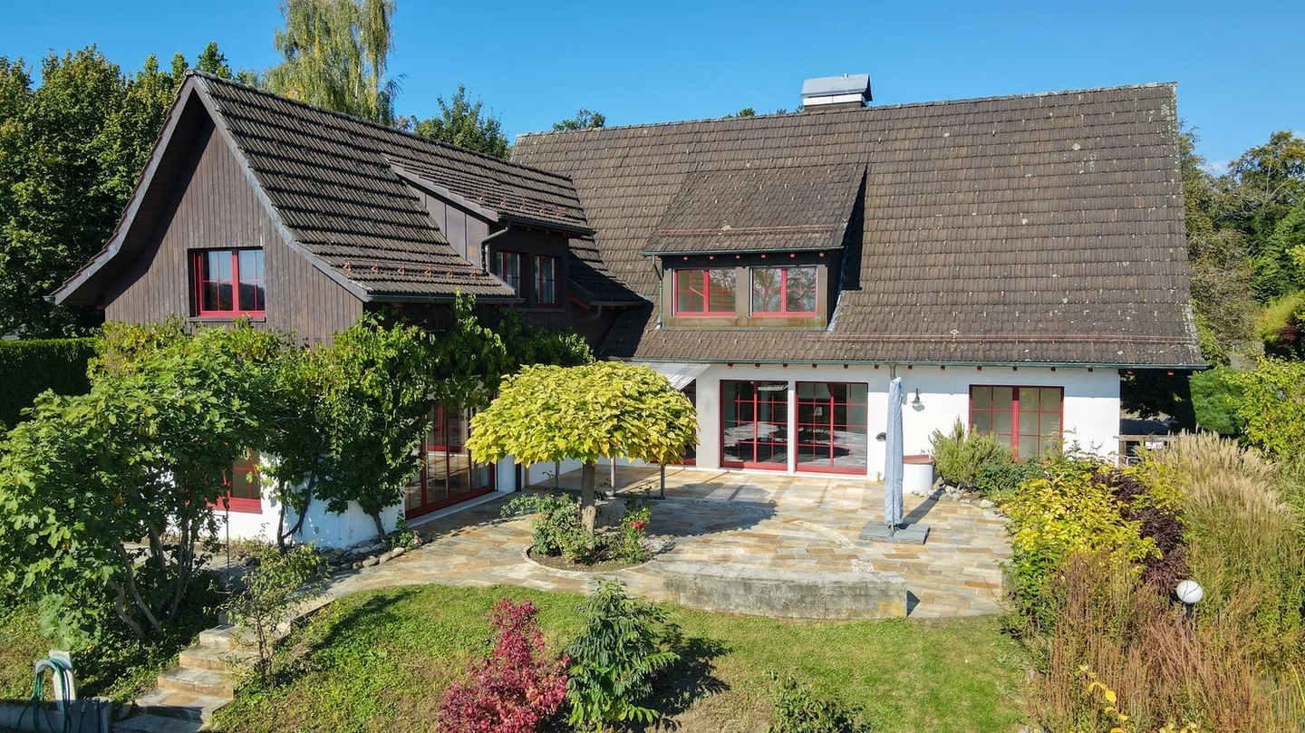 Grande casa unifamiliare con paesaggio da giardino idilliaco e assoluta tranquillità - Foto 1 di 19