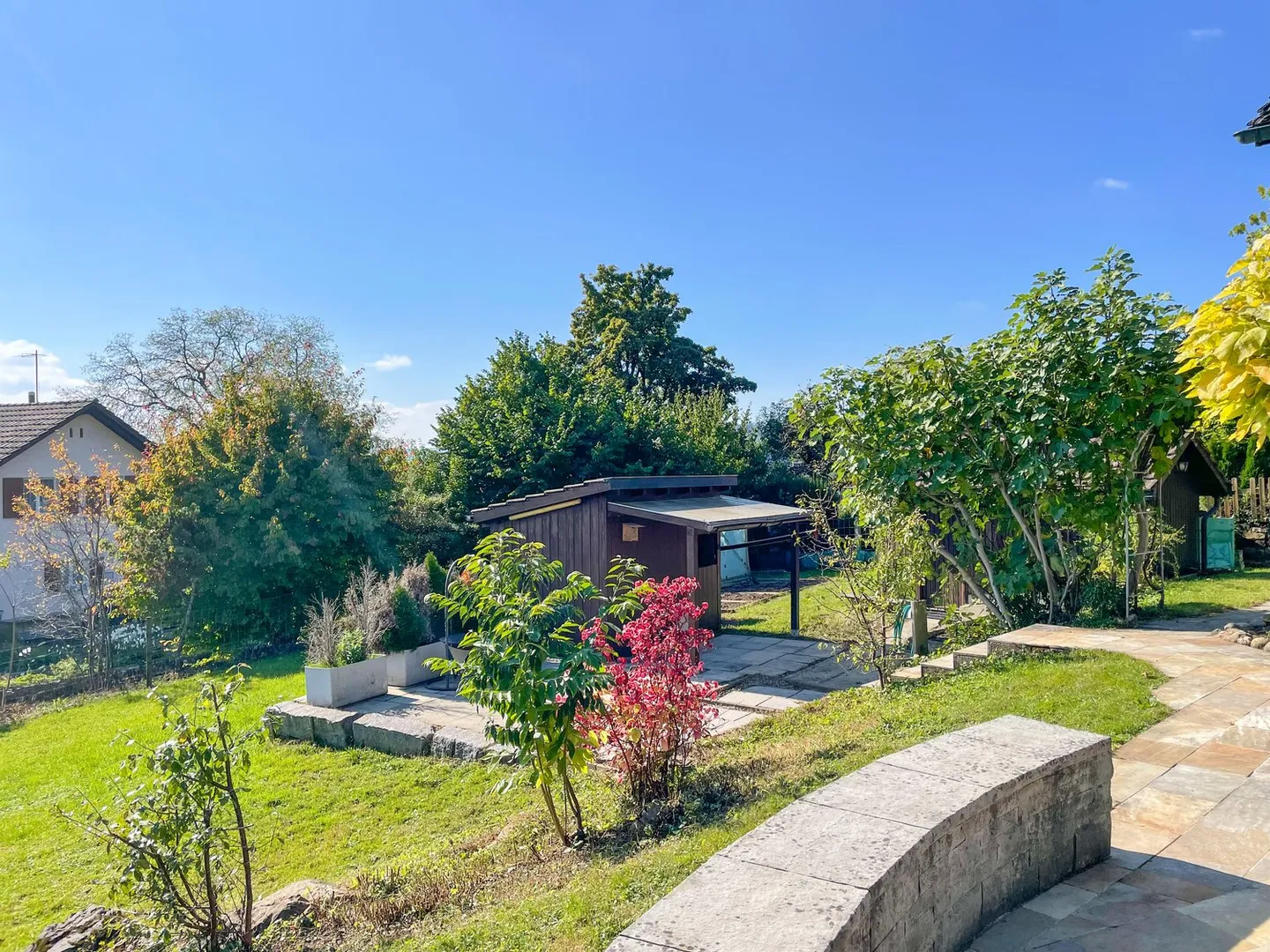 Grande casa unifamiliare con paesaggio da giardino idilliaco e assoluta tranquillità - Foto 3 di 19