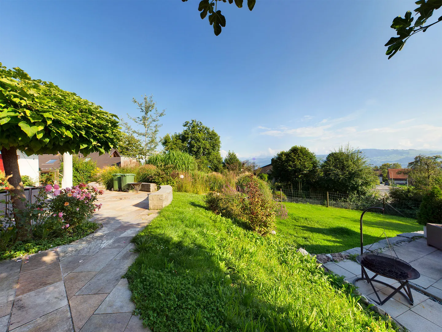 Grande casa unifamiliare con paesaggio da giardino idilliaco e assoluta tranquillità - Foto 2 di 19