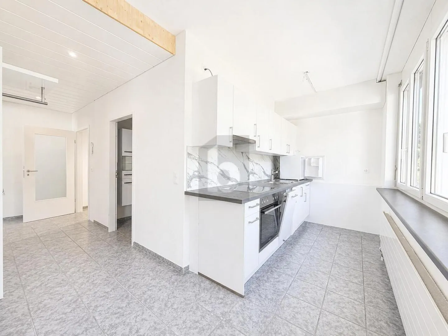 VERSATILE USAGE WITH KITCHEN AND BATHROOM - Photo 2 of 5