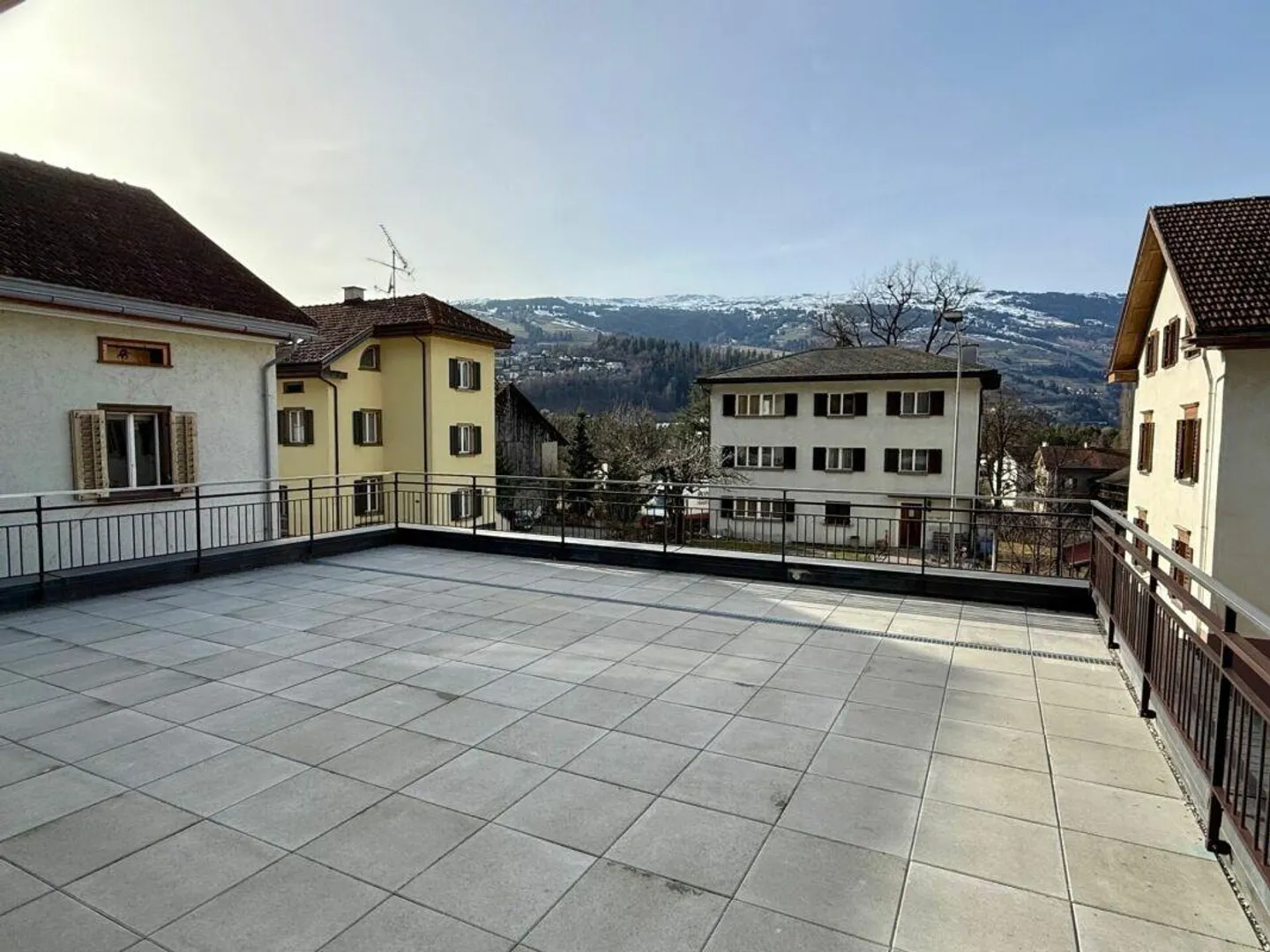 4-room apartment with mountain view - Photo 2 of 7