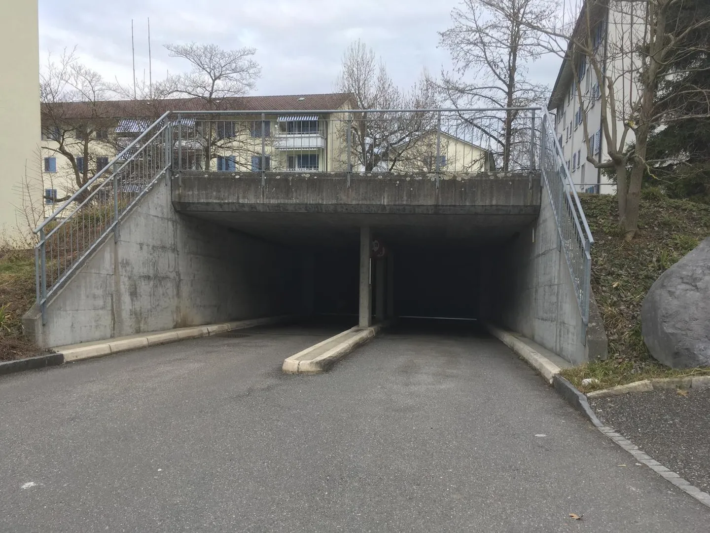 Parking space in the Sonnenfeld district Steffisburg - Photo 3 of 3