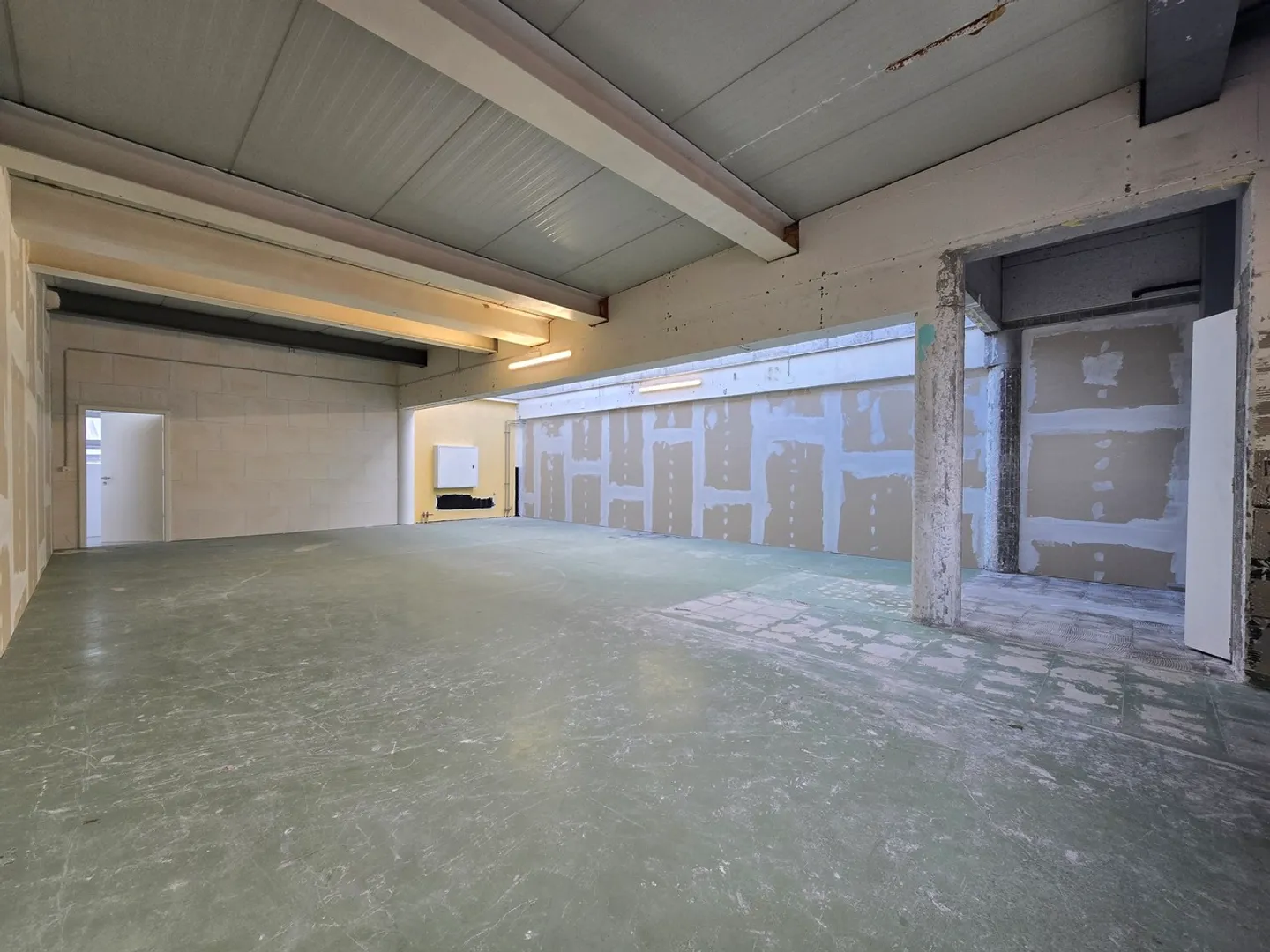 Excellent location - Workshop / storage - 97m² - Crissier - Photo 4 of 9