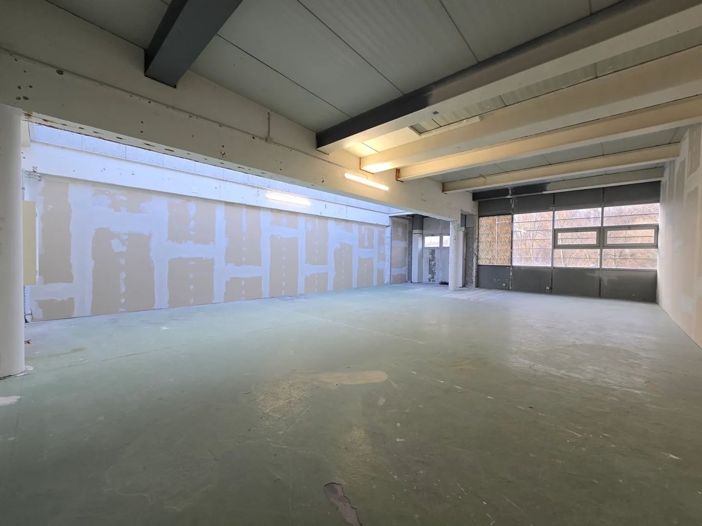 Excellent location - Workshop / storage - 97m² - Crissier - Photo 3 of 9