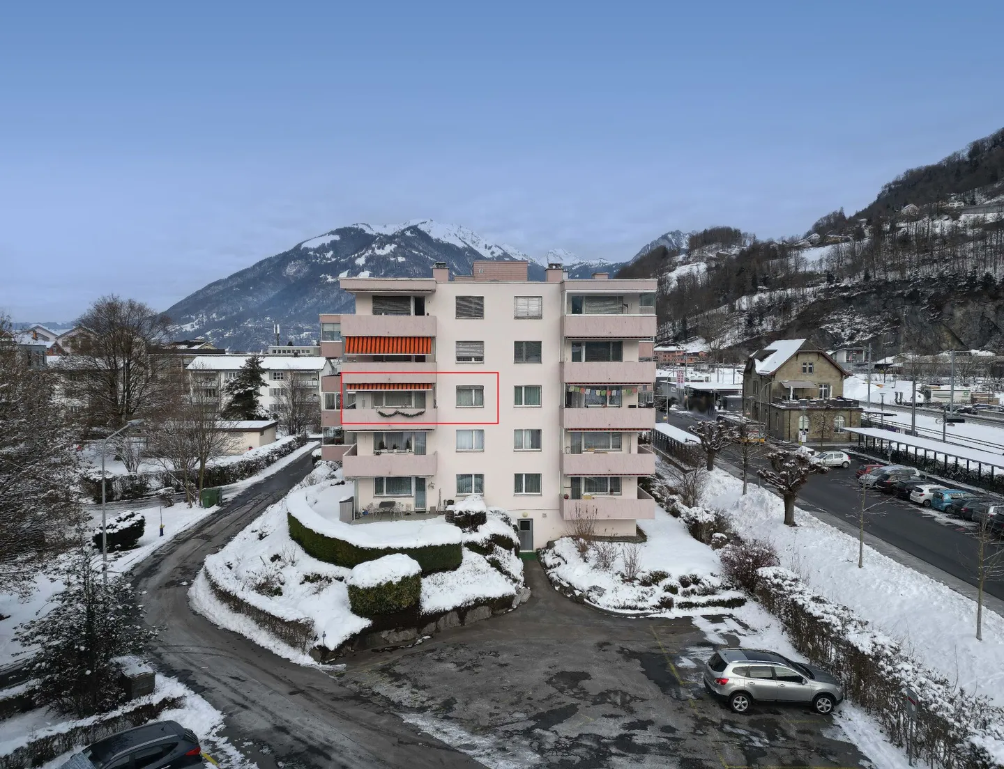 Appartamento 4.5 locali con posto auto in garage e balcone in posizione centrale a Näfels - Foto 1 di 14