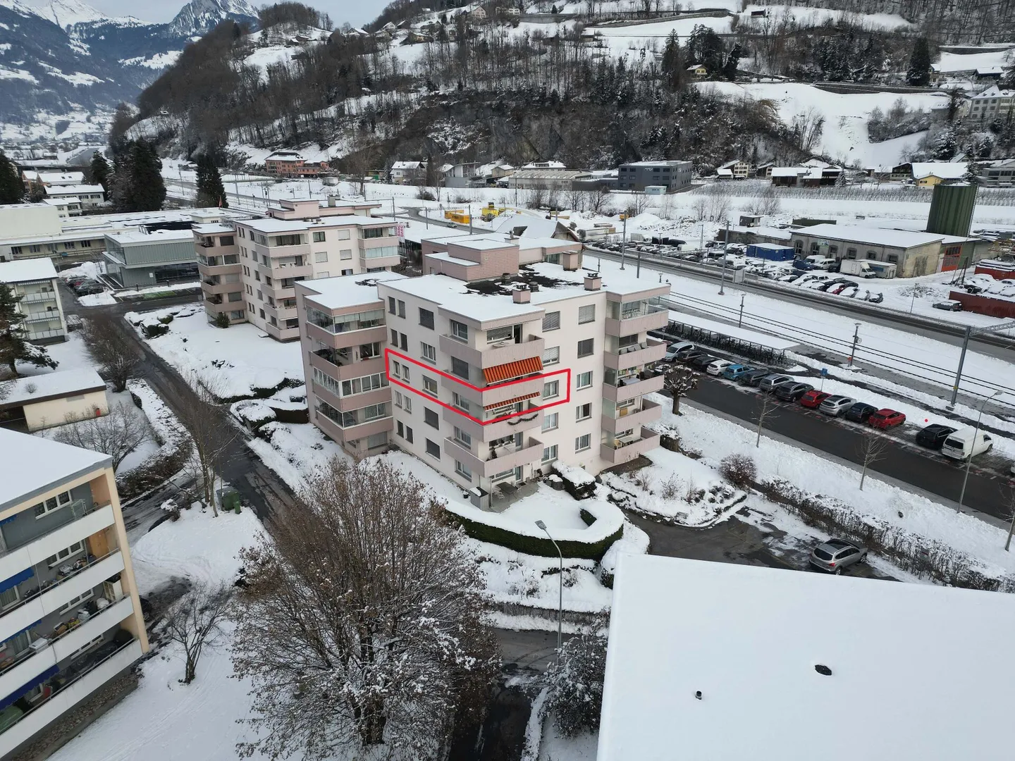 Appartamento 4.5 locali con posto auto in garage e balcone in posizione centrale a Näfels - Foto 2 di 14
